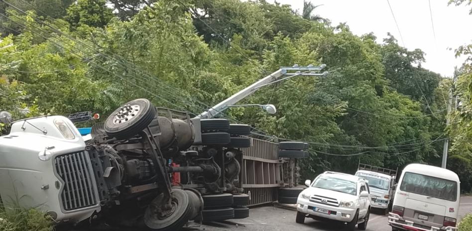 Accidentes de tránsito dejan pérdidas millonarias a Edenorte por daños a postes y redes eléctricas