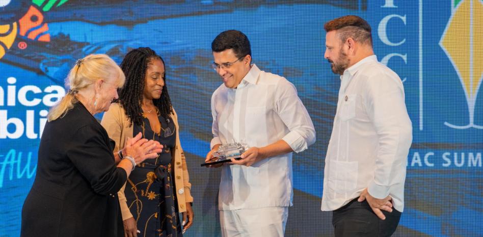 Empresas de cruceros reconocen labor de David Collado