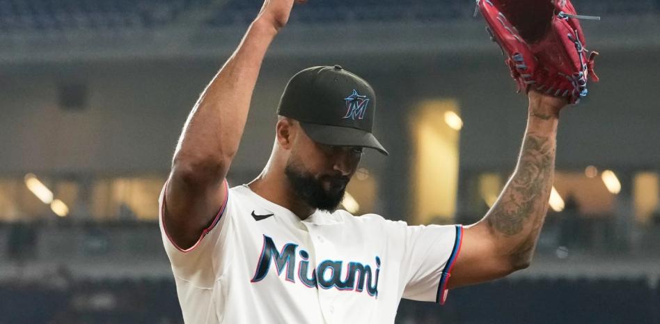 Alcántara establece el récord de ponches de por vida de los Marlins; vencen 6-4 a Rangers