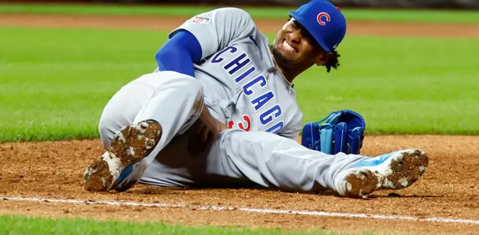 Edward Cabrera, pitcher de los Cubs, sale en camilla por lesión en la pierna izquierda
