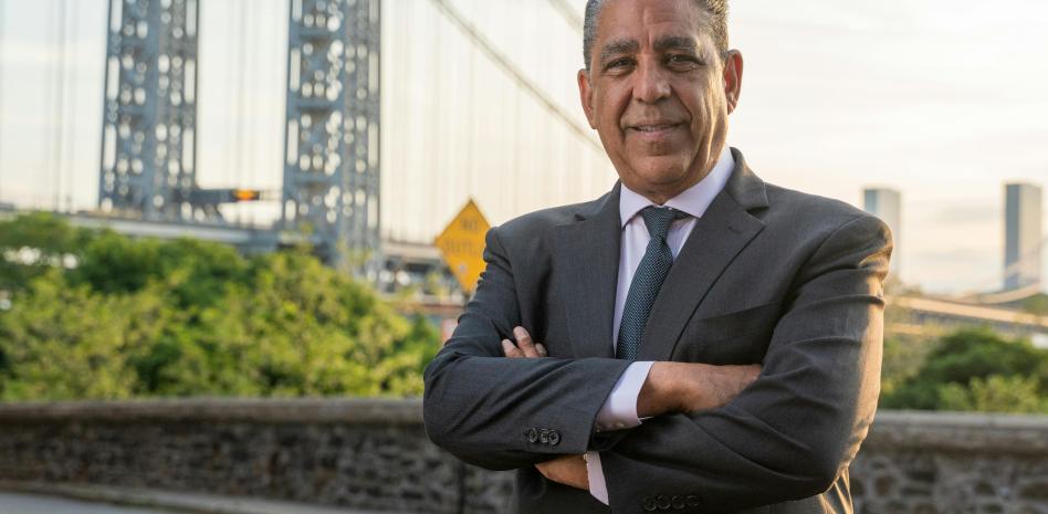 Adriano Espaillat se retira del escenario político con mensaje de gratitud y compromiso de servicio