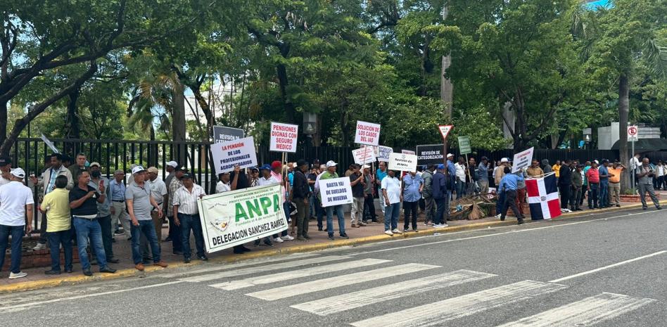 Protesta del ANPA es interceptada con bombas lacrimógenas por autoridades policiales