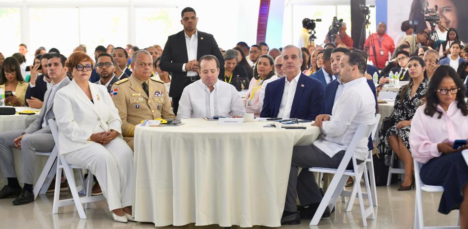 Abinader insta a los jóvenes a poner de "moda" la honestidad y reafirma lucha contra la corrupción