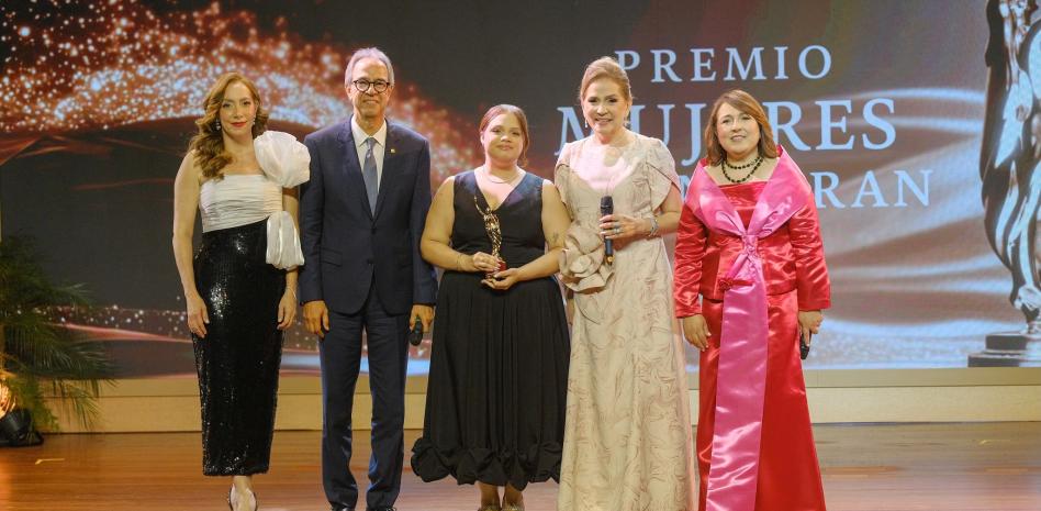 Jatnna Tavárez recibe máximo galardón del Premio Mujeres que Inspiran 2026