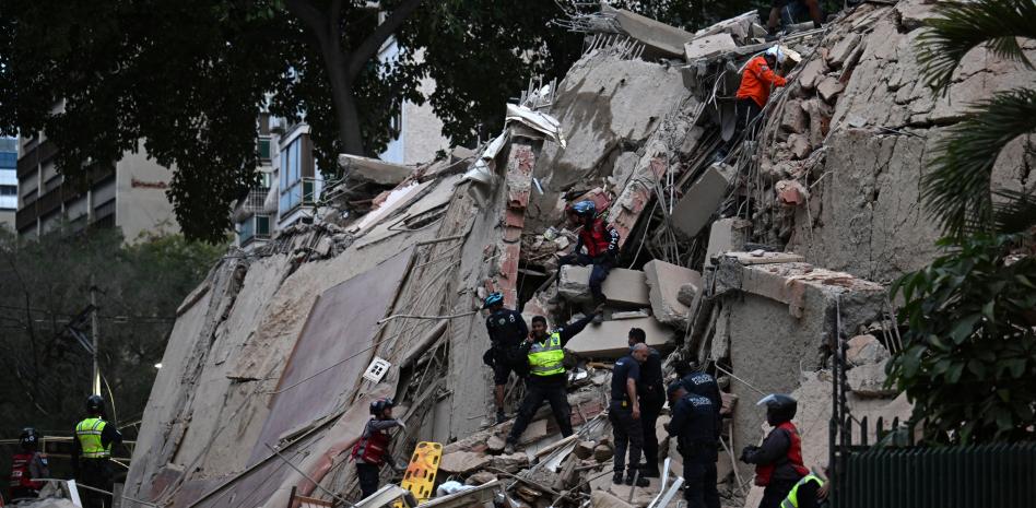 Edificios destruidos, heridos y pánico por dos fuertes sismos en Venezuela