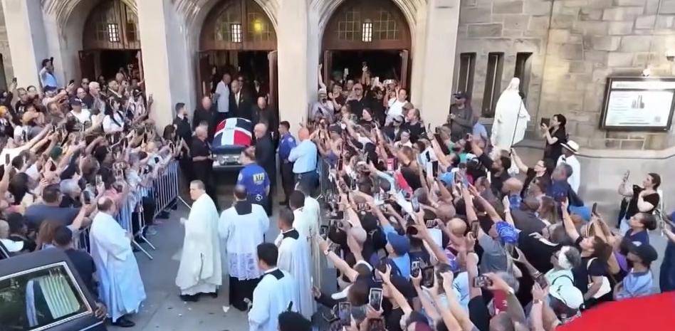 Dominicanos en Nueva York despiden al Mayimbito Alex Bueno, "¡Ay Dio´mío!"