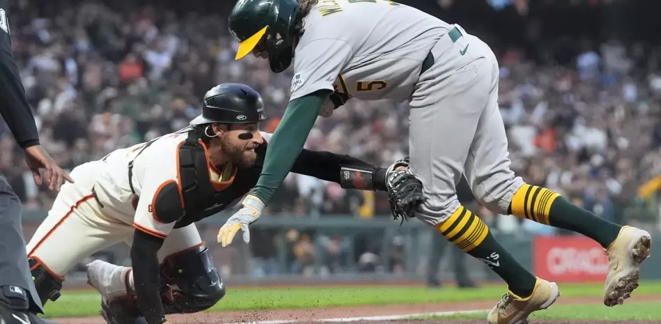 Devers y Bericoto batean jonrones e impulsan a los Gigantes a vencer 2-1 a los Atléticos