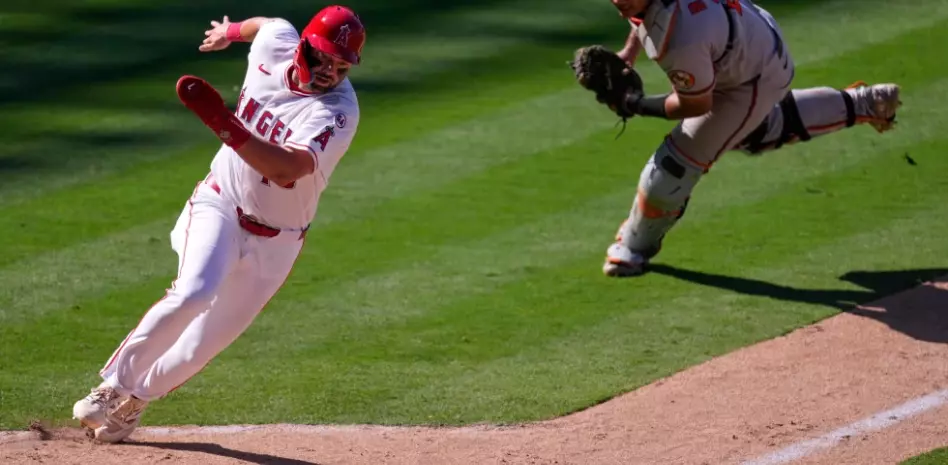 Los Angelinos superan 7-6 a los Orioles a pesar de dos jonrones de Samuel Basallo