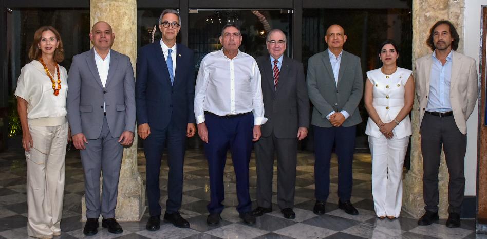 Ministros de educación y cultura de varios paises visitan la Casa del Cordón