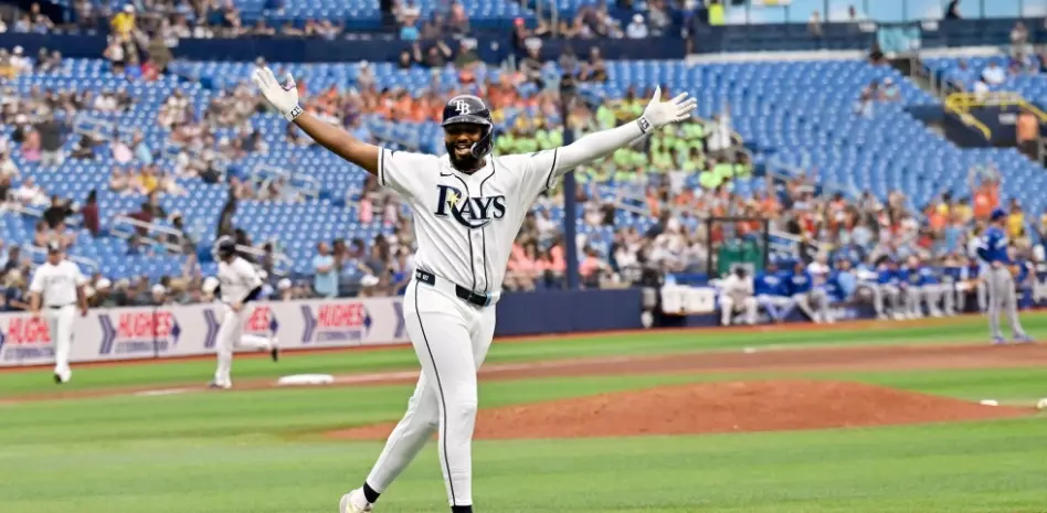 Caminero batea 3 cuadrangulares y Rays vencen a Reales al llevar un sin hit hasta la octava