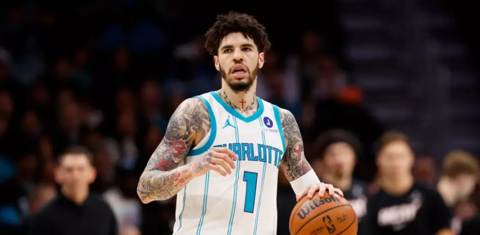 Hornets envían a LaMelo Ball y Josh Green a Twolves por Naz Reid y selecciones