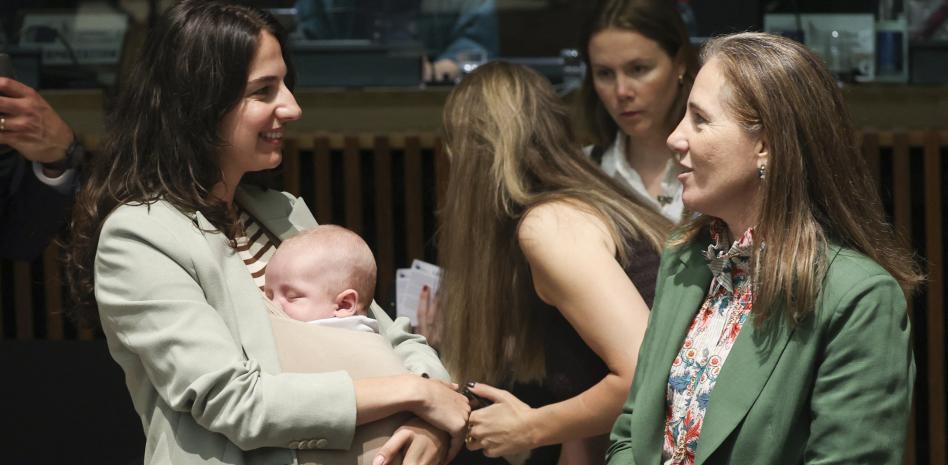 Ministra participa en reunión de la UE con su bebé en brazos.