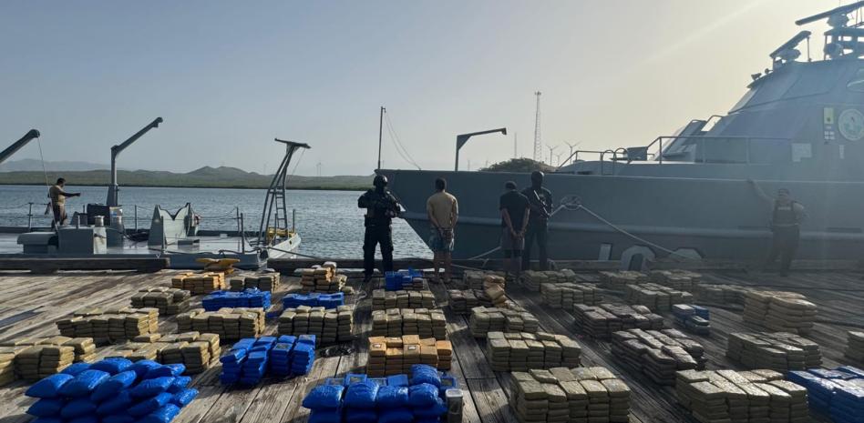 DNCD intercepta lancha en Baní cargada con 1,743 paquetes de droga; detienen a dos dominicanos