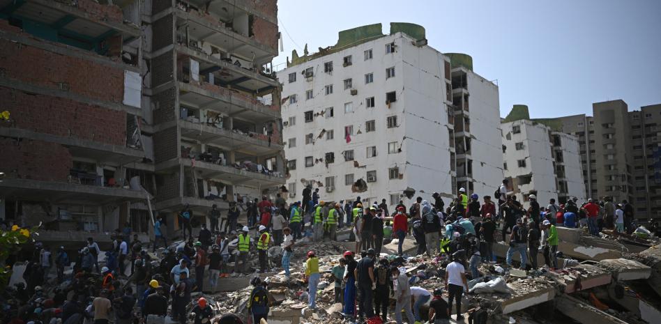 La desesperada búsqueda de desaparecidos en la zona cero del doble terremoto en Venezuela