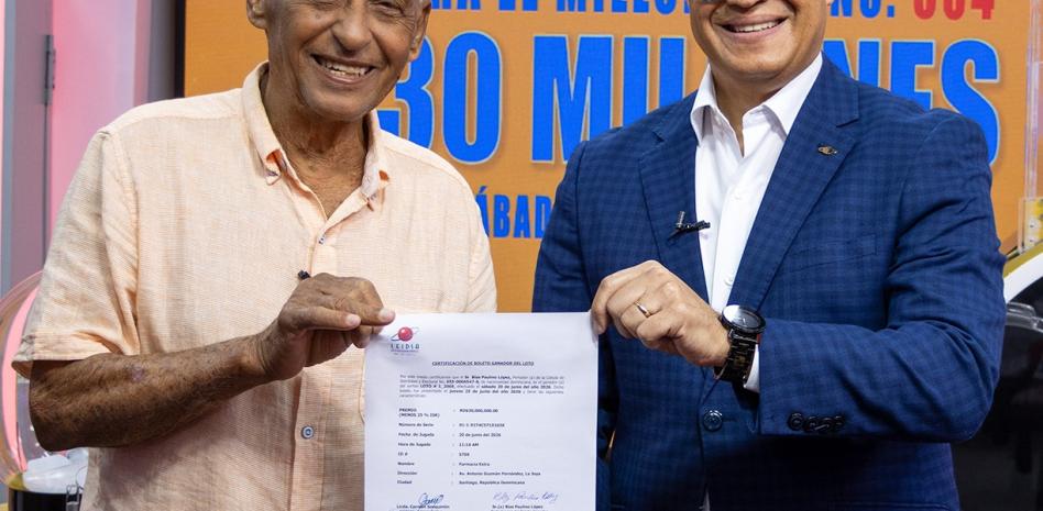 LEIDSA entrega certificado a artesano ganador de 30 millones con el Loto