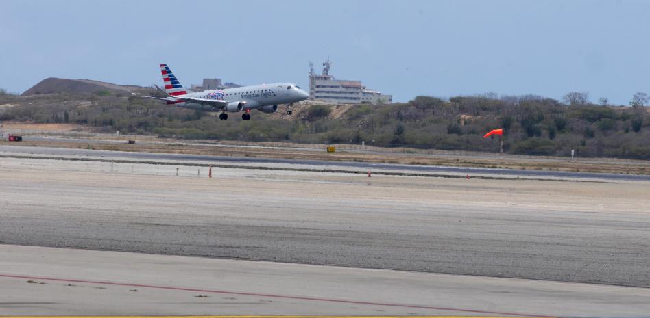 Aeropuerto de Caracas recibe vuelos de ayuda de EE UU tras reapertura parcial