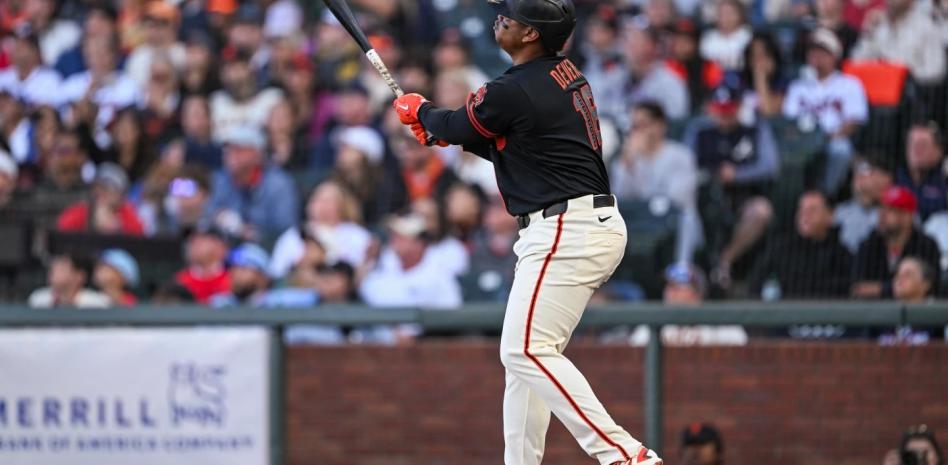 Devers da dos jonrones, remolca 4 y los Gigantes blanquean a los Braves