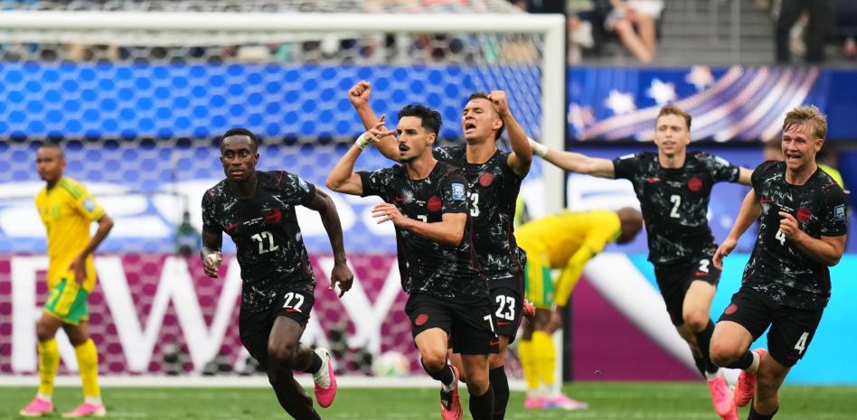 Canadá anota en tiempo añadido para vencer 1-0 a Sudáfrica y clasificar a 8vos de final del Mundial