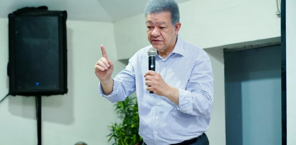 Leonel Fernández exige al Gobierno bajar gasolina tras barril de petróleo volver a costar a US$70