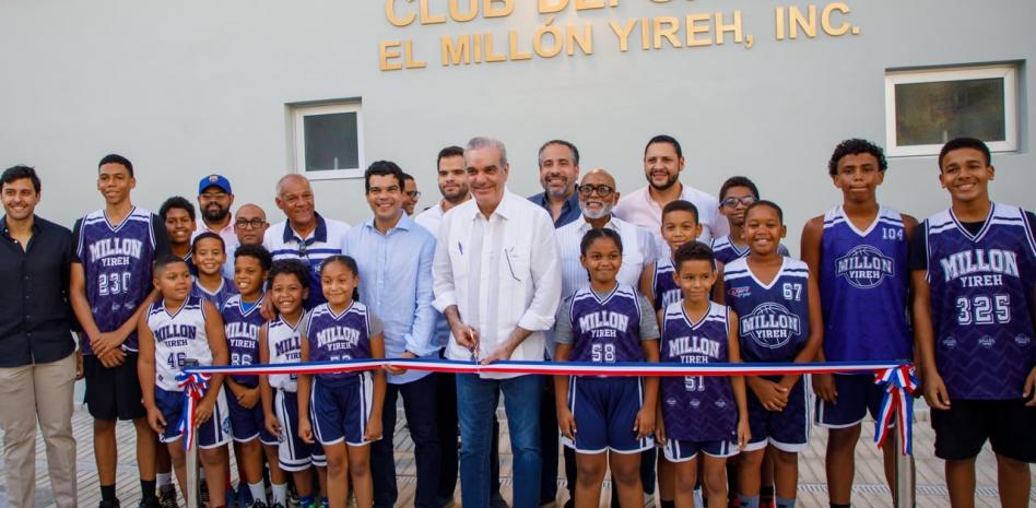 Abinader entrega renovados techados del club deportivo El Millón Yireh y 30 de Mayo