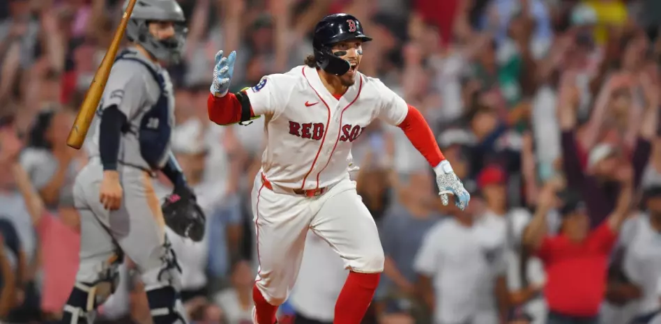 Medias Rojas se recuperan más allá de los Yankees 5-4 en 10 entradas para completar barrida