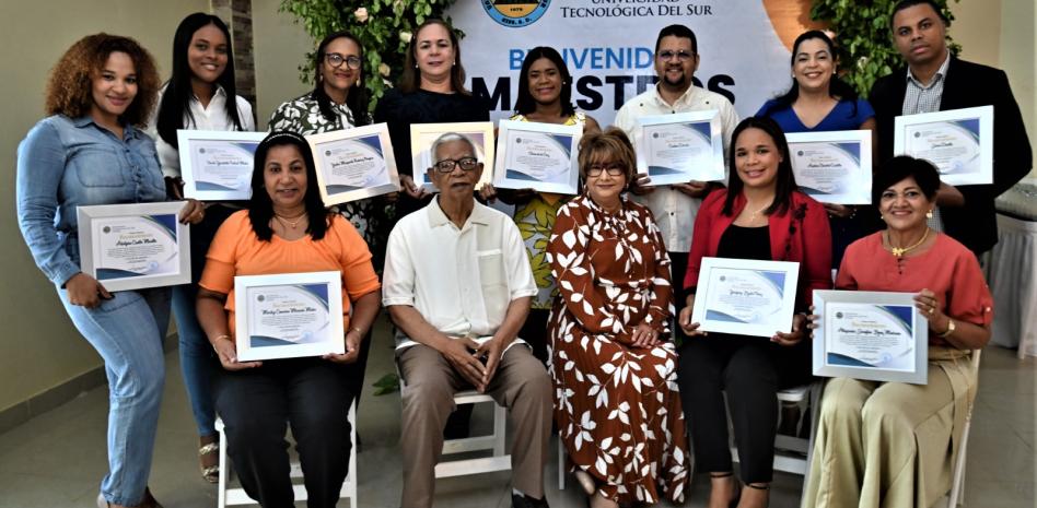 UTESUR galardonó ayer en Azua a sus mejores "Maestros del Año 2026"