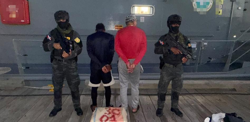 Autoridades ocupan 30 paquetes de cocaína en Peravia; arrestan dominicano y venezolano