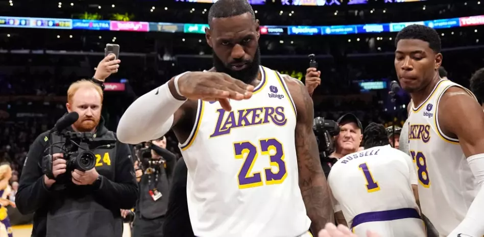 LeBron vuelve a ser el centro de atención mientras abre agencia libre