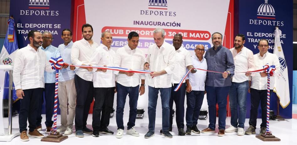 Presidente Luis Abinader y ministro Kelvin Cruz entregan renovado Club Deportivo 30 de Mayo