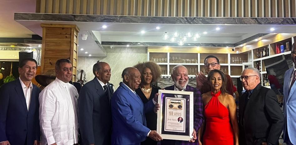 Jochy Santos recibe homenaje en Tenares por su trayectoria