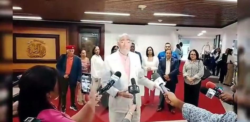 VIDEO: Miguel Mejía, aliado de la dictadura de Nicolás Maduro llega a República Dominicana desde Brasil luego de someterse a un tratamiento médico.