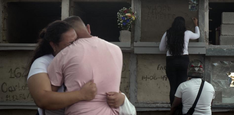 Familias empiezan a enterrar a las víctimas de los terremotos
