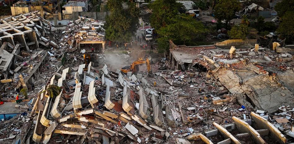 Rescatistas de las Fuerzas Armadas dominicanas rescatan niño con vida en Venezuela