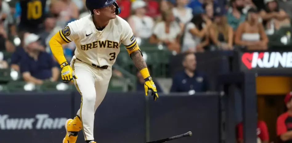 Cerveceros triunfan en remontada ante Rojos gracías al vuelacercas de Ortiz