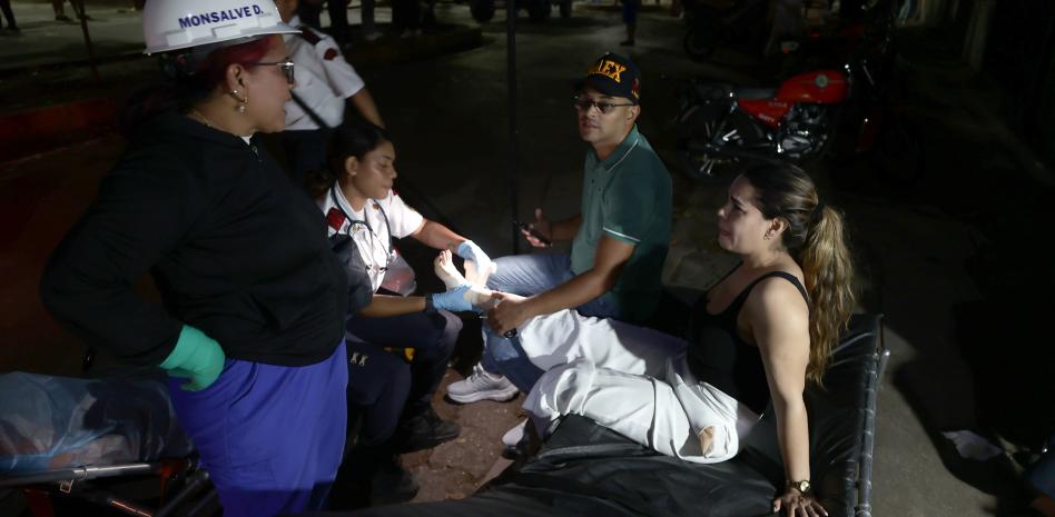 "Pagamos para ir a trabajar", así atienden los médicos en Venezuela a heridos por sismos