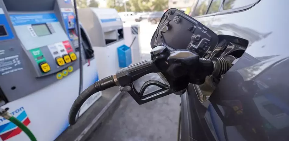 Trump exige bajar el precio de la gasolina a 2,50 dólares por galón