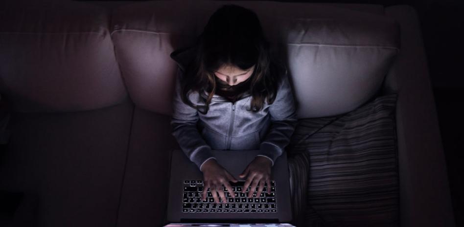 Expertos abogan por no delegar el pensamiento humano a la Inteligencia Artificial