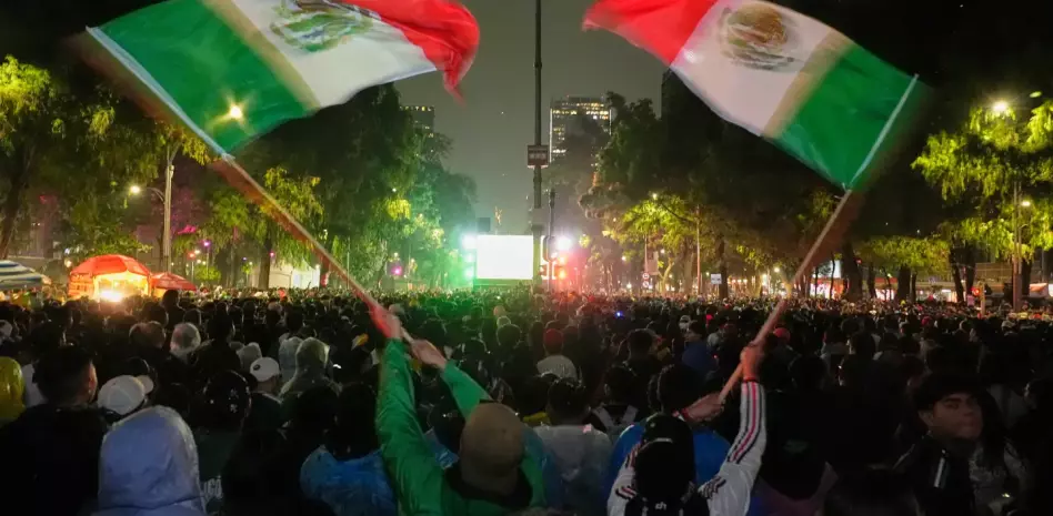 Mueren tres admiradores por asfixia en popular festejo en la capital por victoria de México