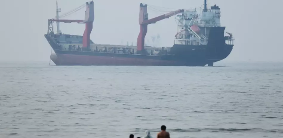 Un barco encalla en el estrecho de Ormuz por no seguir ruta aprobada por Irán