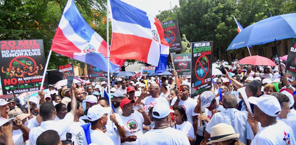 "El pueblo tiene el poder": Residentes de La Cuaba protestan frente al Palacio contra vertedero