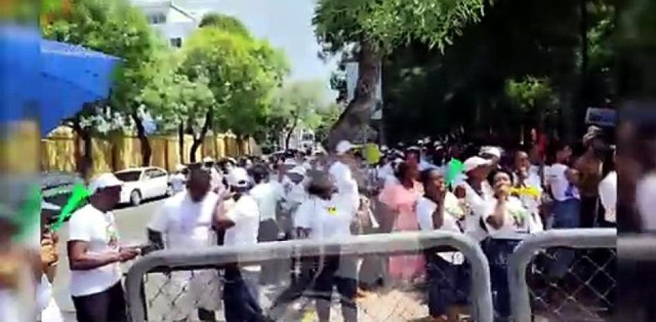 "El pueblo tiene el poder": Residentes de La Cuaba realizan protestan frente al Palacio Nacional