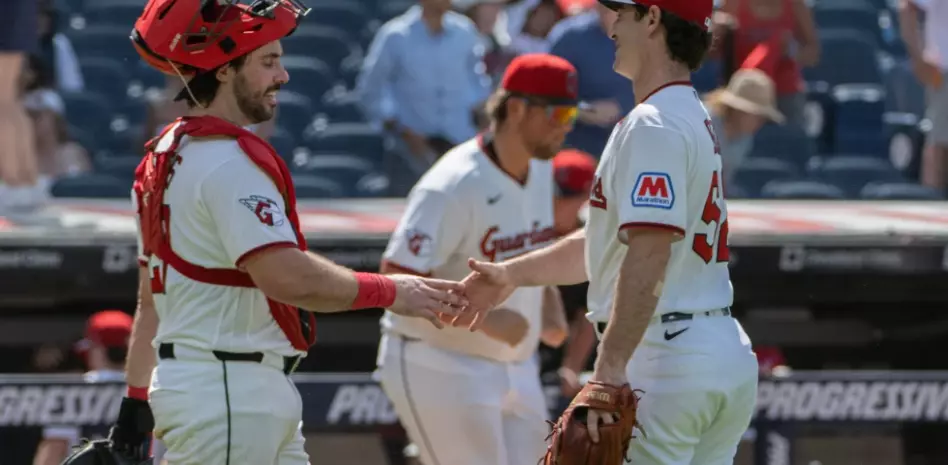 Fry y Hedges conectan jonrones, Guardianes vencen a los Rangers