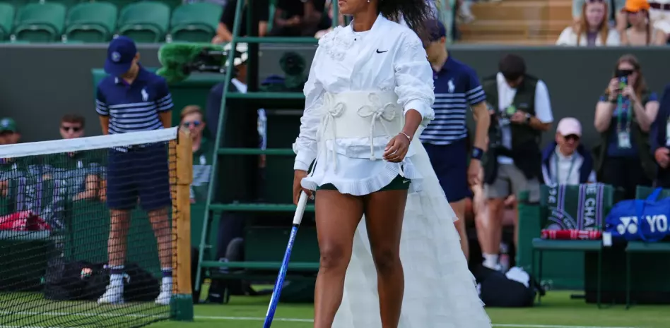 Naomi Osaka "modela" hacia la tercera ronda en el Abierto de Wimbledon