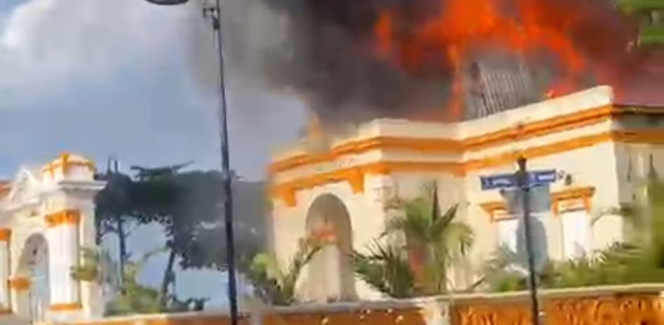 Se incendia emblemática Logia Restauración número 11 en el centro histórico de Puerto Plata