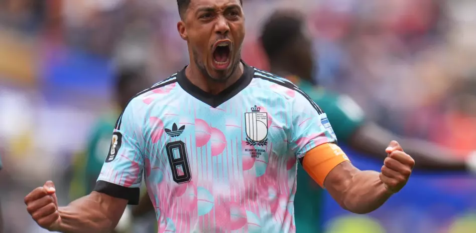 Bélgica vence 3-2 a Senegal con un penal en la prórroga y pasa a octavos