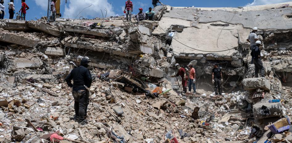 Socorristas trabajan para sacar de escombros a venezolano vivo siete días después de los terremotos