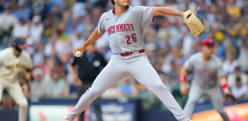 Burns gana duelo de lanzadores con Misiorowski; Rojos vencen 7-2 a los Cerveceros