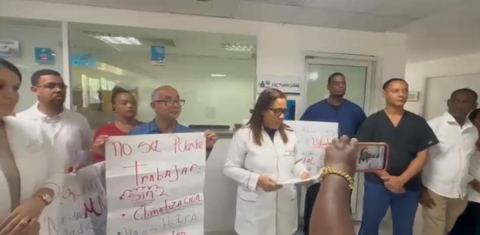 Protestas por precariedades en el Hospital Barsequillo de Haina