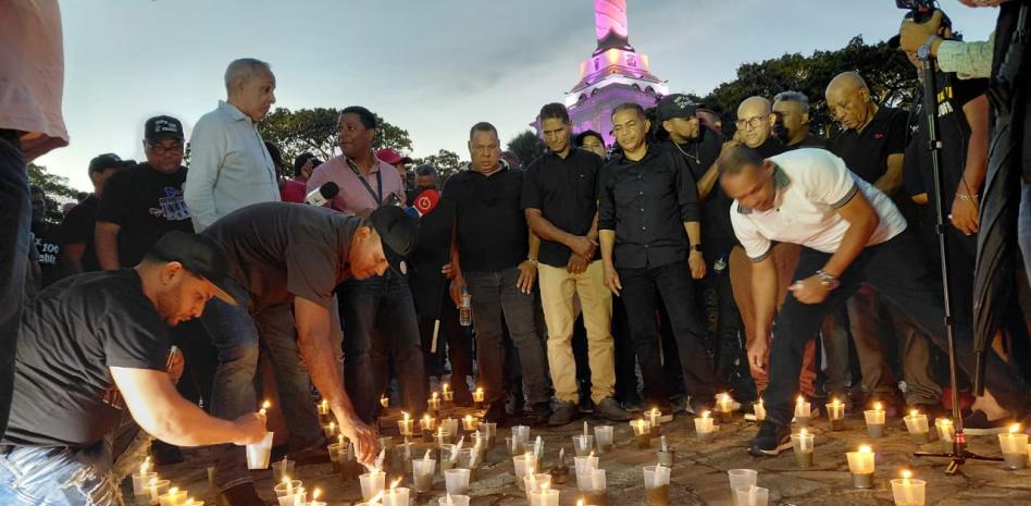 CNTT realiza encendido de velas en Santiago y anuncia protestas por alza del costo de la vida