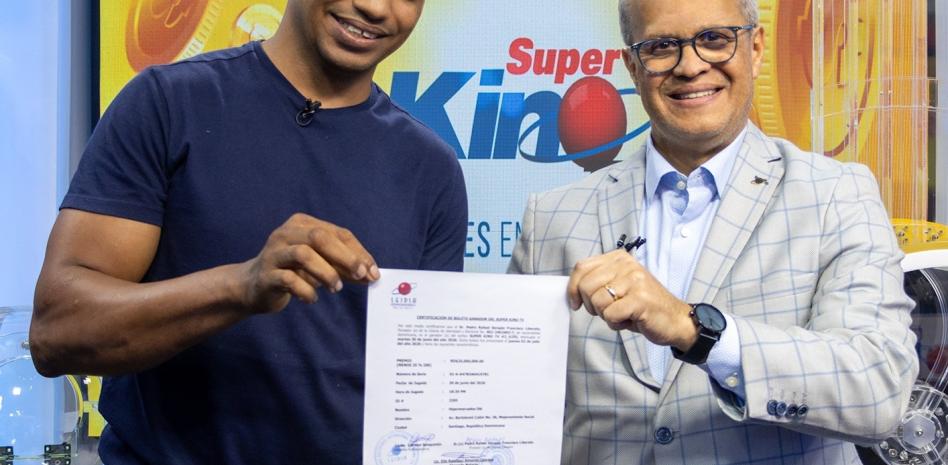 LEIDSA entrega certificado a joven panadero ganador de 25 millones con el Kino